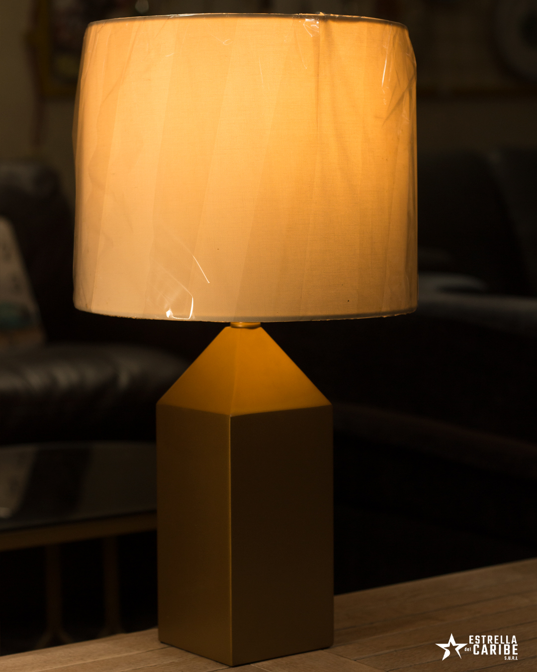 Lámpara de Mesa Modernista con Base Geométrica Dorada y Pantalla de Lino (110V) - Imagen 2